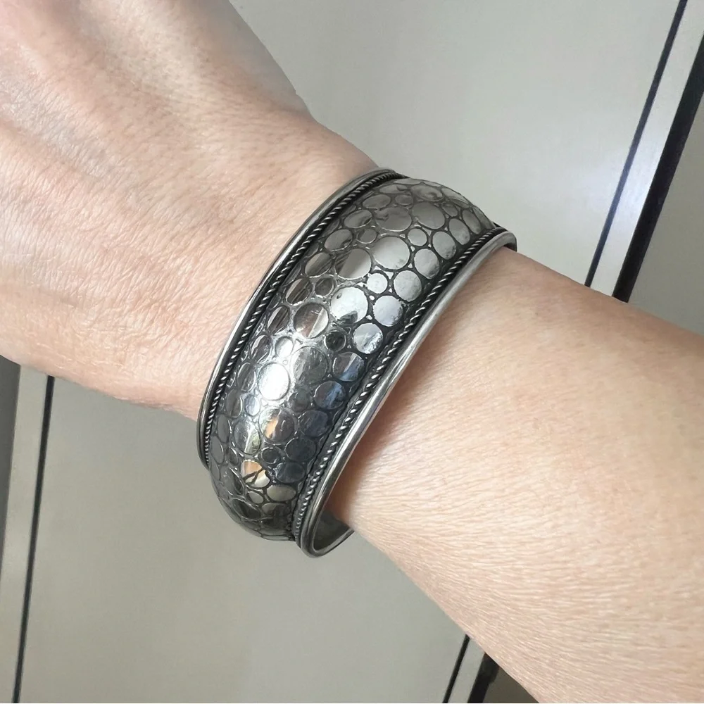 Silver metal Textured Cuff Bracelet classic design and great vintage style